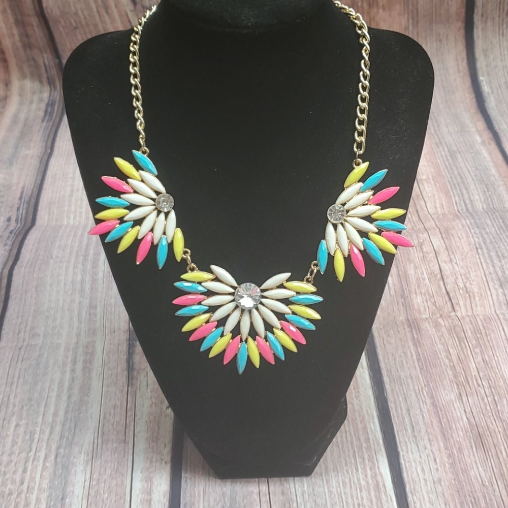 Statement Spring necklace - Picture 6 of 8